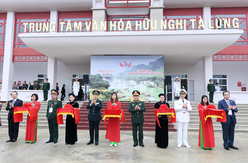 Bộ trưởng Ngô Xuân Lịch và Bộ trưởng Ngụy Phượng Hòa cùng đại biểu hai nước cắt băng khánh thành Trung tâm văn hóa hữu nghị Tà Lùng.